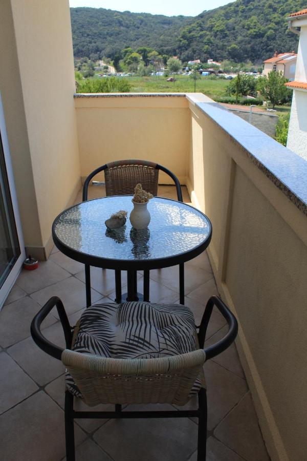 Apartments Kampor Damira 라브 외부 사진