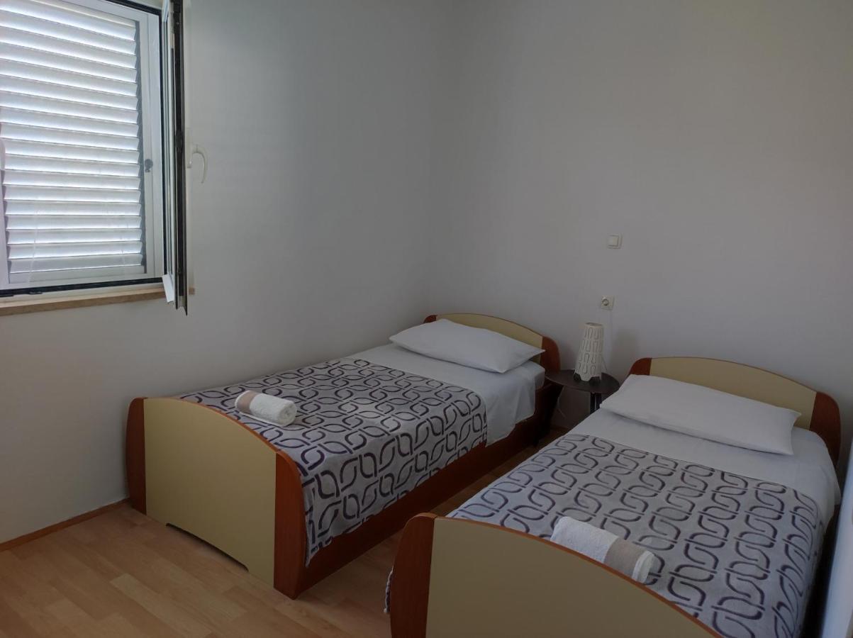 Apartments Kampor Damira 라브 외부 사진